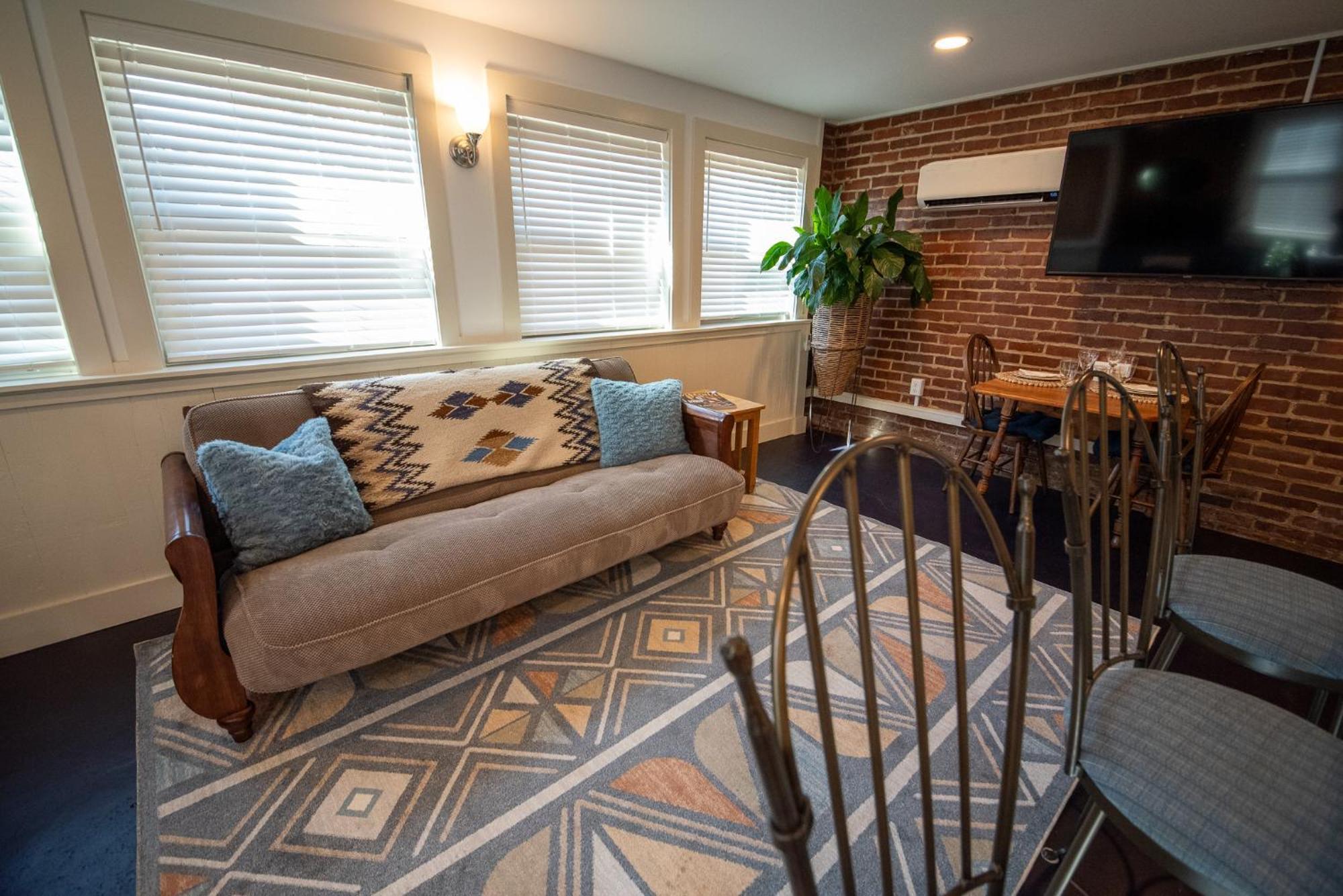 West Park Gardens Hotel Culpeper Room photo